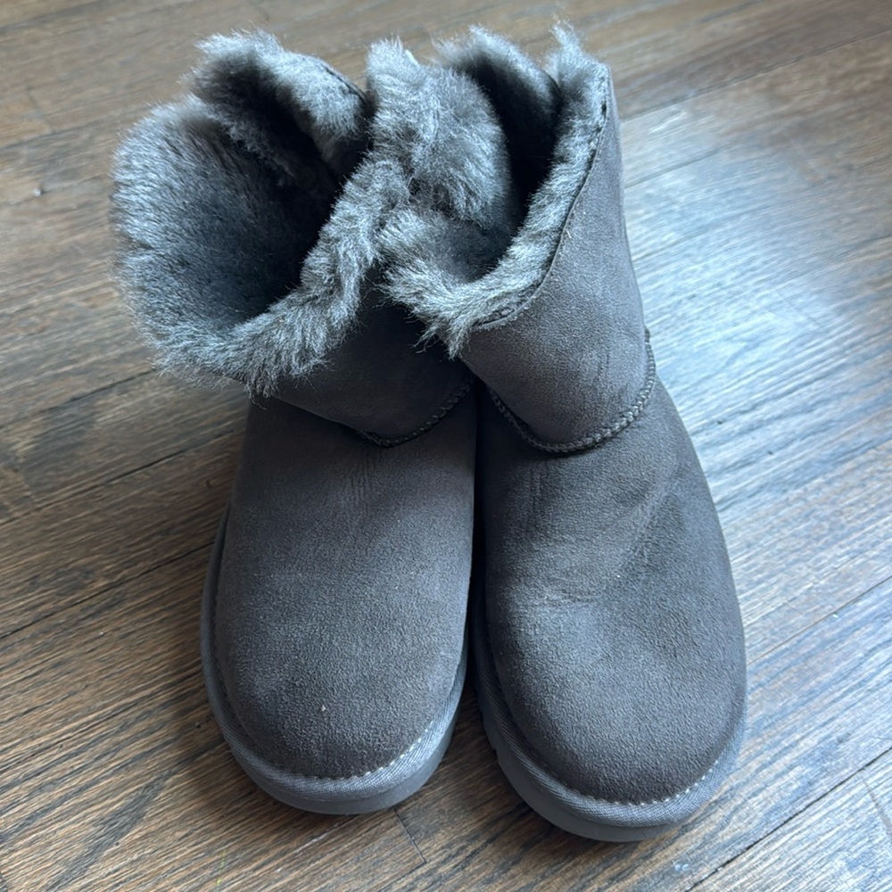 Ugg Bailey gray size 7 NEW